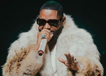 CULTURE : Ferre Gola en mode double brassard