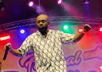 Prestation de l’artiste Fabregas le métis noir au festival 100% Rumba à Matonge pour commemorer le 8e anniversaire du décès de Papa Wemba