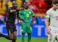 Décision arbitrale contestée, tensions extrêmes et geste manqué : décryptage d’une séquence clé de la finale Sénégal–Maroc