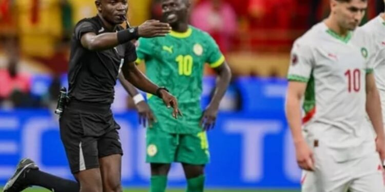 Décision arbitrale contestée, tensions extrêmes et geste manqué : décryptage d’une séquence clé de la finale Sénégal–Maroc