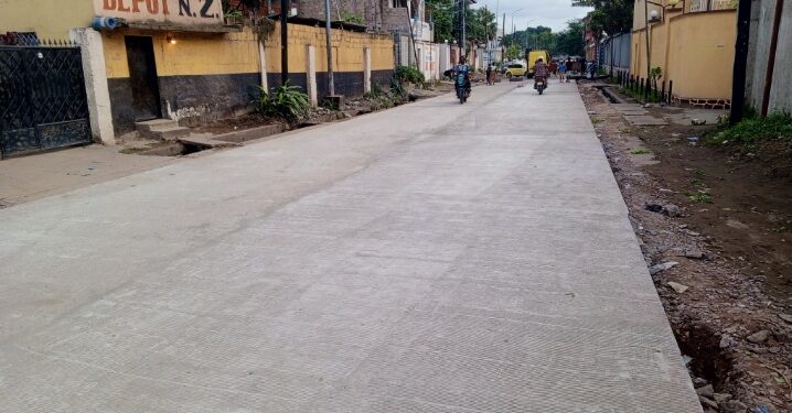 Routes en béton à Kinshasa : un choix durable à l’épreuve du désordre urbain mais…